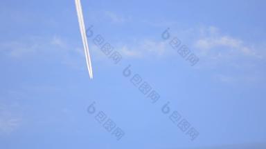 飞机飞行蓝色的天空生活飞机小径